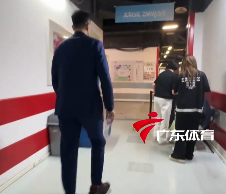 球探体育比分网即时比分-广东回更衣室动态！杜锋落寞，崔永熙绑冰袋，王少杰哭红鼻子！
